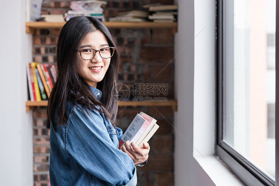 爱阅读的年轻女性图片