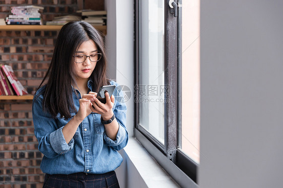 年轻女性用手机图片