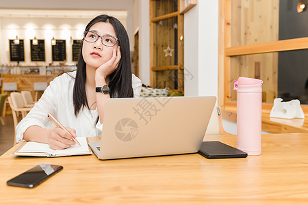 蝴蝶女人咖啡馆内年轻女性思考背景