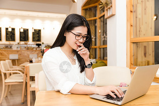 咖啡馆内年轻女性上网图片