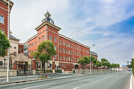 学校建筑蓝天白云下的建筑背景