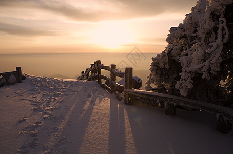 高山日出天柱晴雪背景