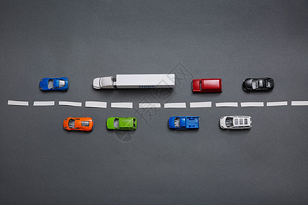 路上开车行驶在道路上的汽车模型背景
