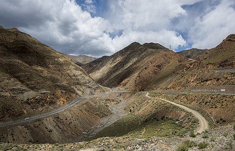 西藏高原上的盘山公路图片