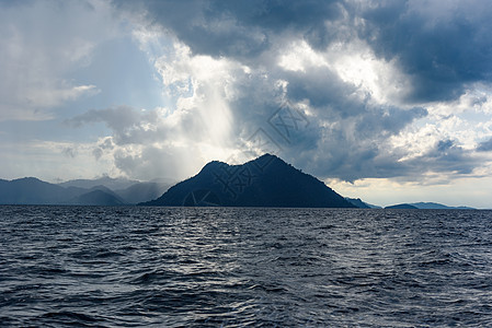 大海山峰乌云背景图片