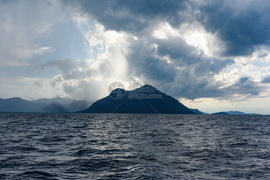 大海山峰乌云图片