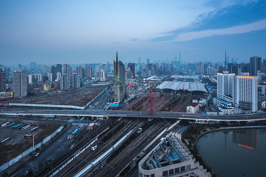 俯拍繁忙的上海火车站夜景图片