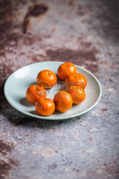 生锈桌子上的冰糖橘图片