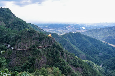 云雾缭绕的山峦背景图片