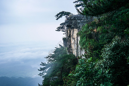 云雾缭绕的山峦图片