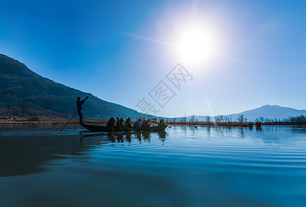 蓝天白云湖云南束河撑船背景