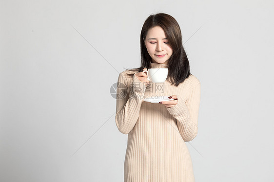 女性在喝咖啡图片