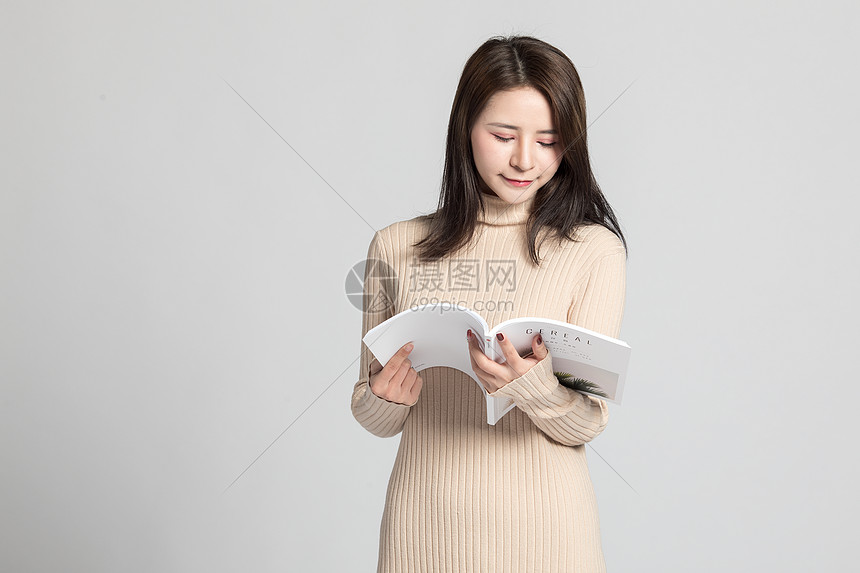 女性在阅读图片