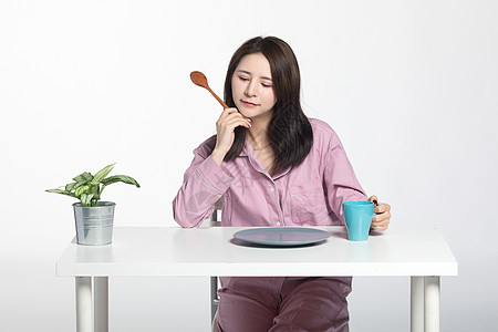 穿普拉达的女王穿睡衣的女性背景