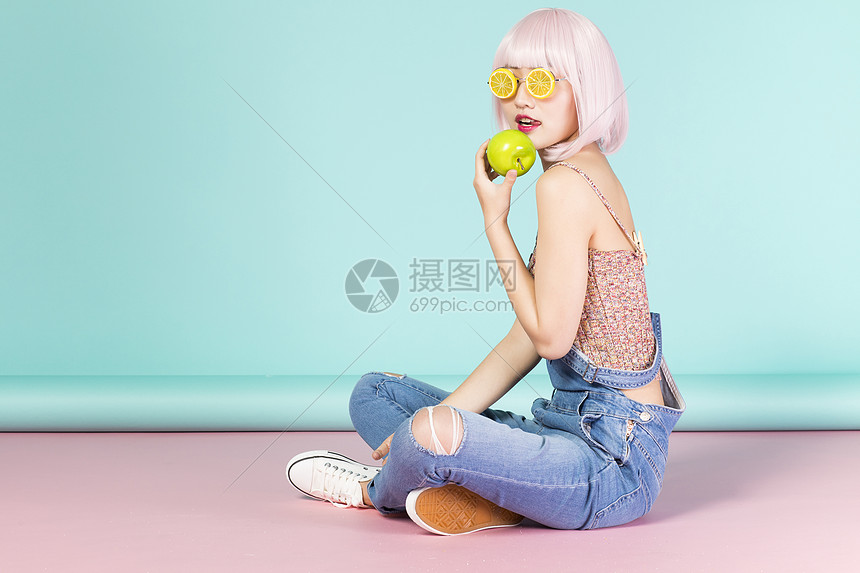 拿着柠檬的可爱女生图片