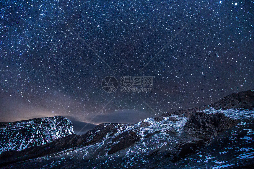 星空山峰背景图片