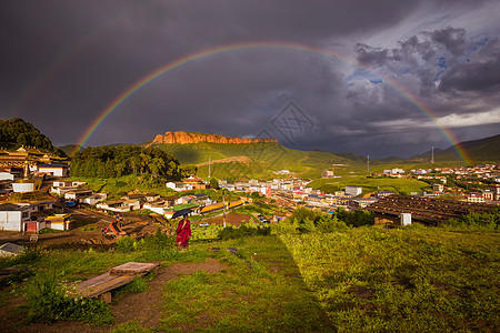 雨后草地风雨彩虹背景