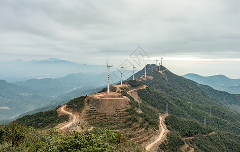 缺牙山的风车图片