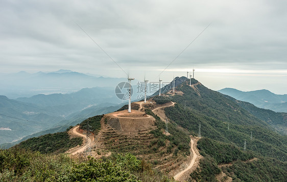 缺牙山的风车图片