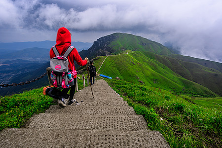 高山草春天户外登山探险背景