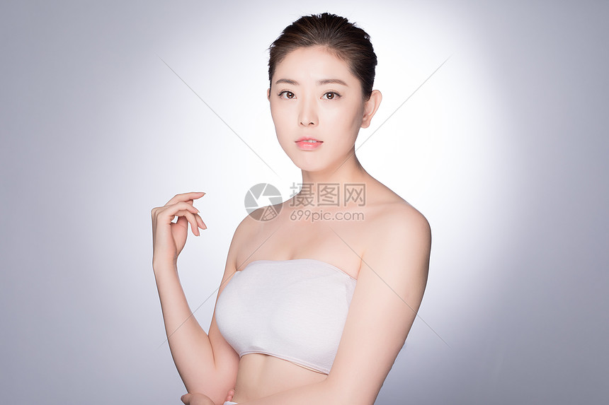 年轻女性美肤妆容展示图片