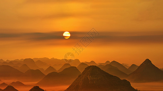 橙色太阳光晕金鸡峰的唯美日出背景