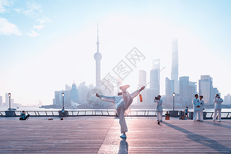 上海外滩晨练的人高清图片