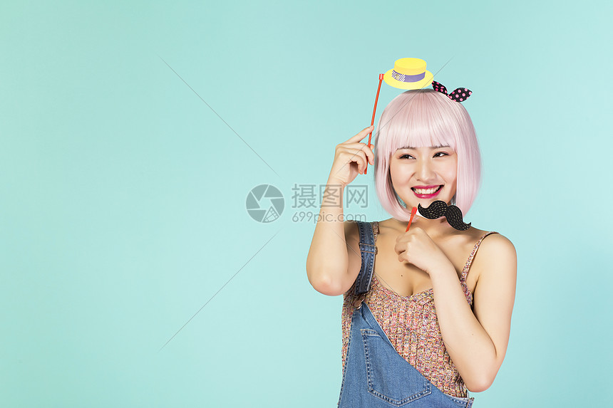 拿着小道具的可爱女性图片