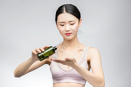 性感美女手持精华乳液瓶装图片