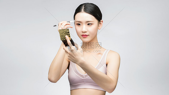 性感美女用眉笔画眉毛图片