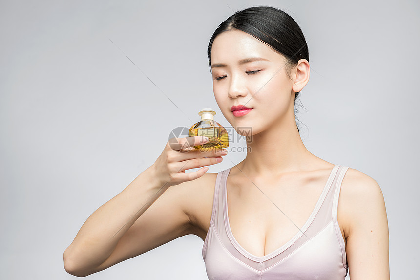 性感美女手持香水图片