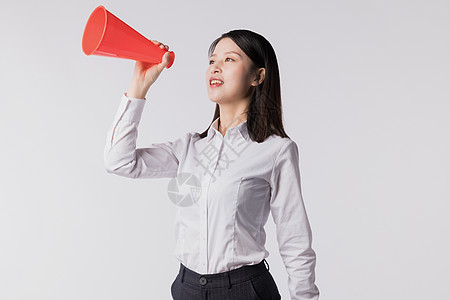 年轻女子用扩音器传递好消息背景图片