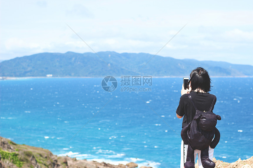 女孩看海图片