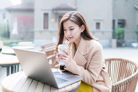 职业女性户外移动办公图片