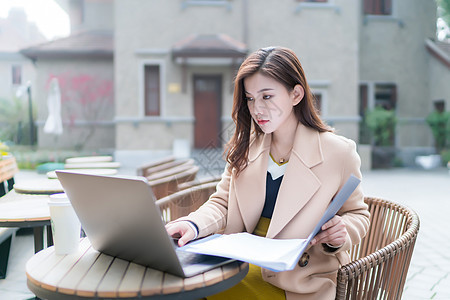 职业女性户外移动办公图片