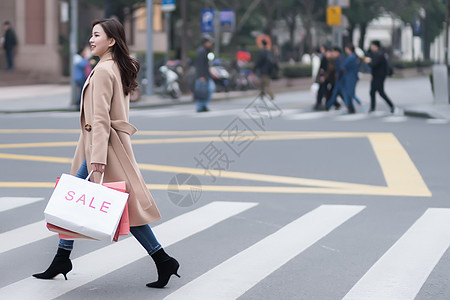 女性户外消费购物逛街图片