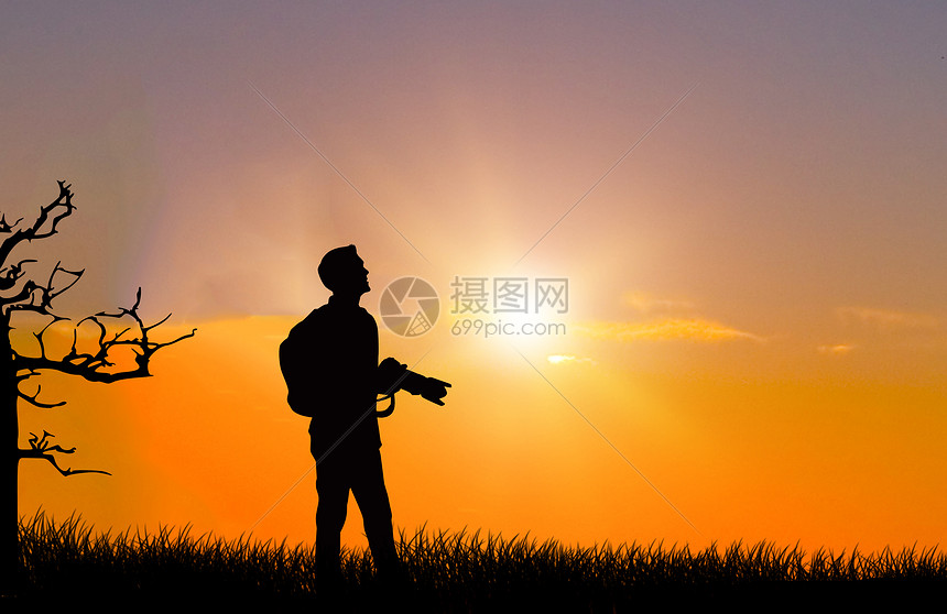 夕阳下摄影师剪影图片