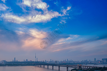 长江俯瞰夕阳下的武汉长江大桥背景
