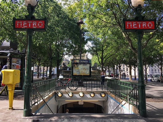 巴黎街头的地铁站图片