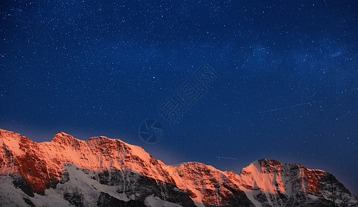 山峰星空背景图片