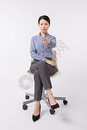坐在椅子上生气的商务女性图片