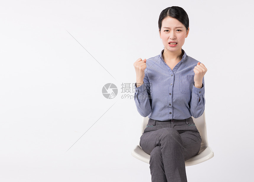 坐在椅子上生气的商务女性图片