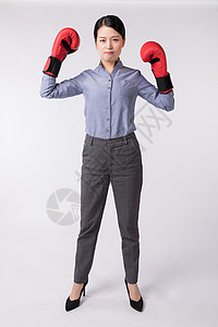 带着拳击手套的职场女强人高清图片