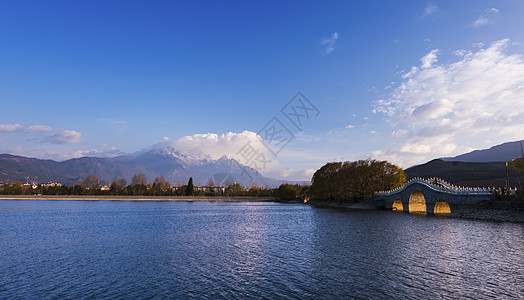 蓝天白云湖丽江风光背景