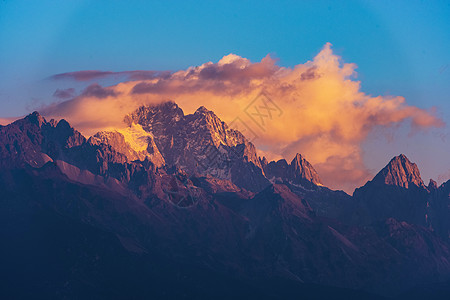 丽江春天日照金山背景