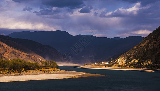 丽江春天长江第一湾之光背景