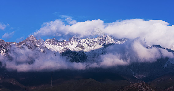 玉龙雪山之上神秘的玉龙雪山背景