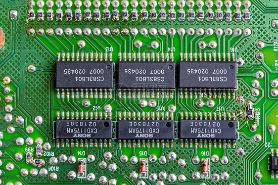 电路板上的集成电路块图片