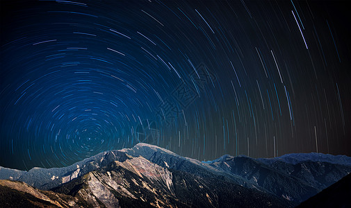 山峰星轨背景图片