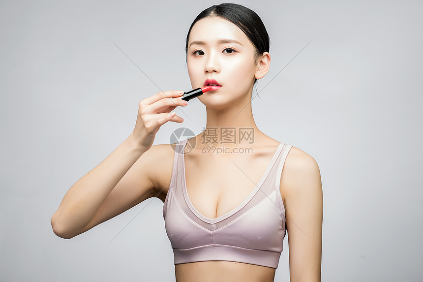 性感美女涂口红图片